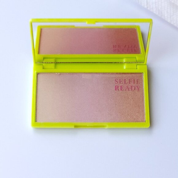 Makeup Revolution Emily In Paris In The Spotlight Powder Highlighter BNIP - Picture 5 of 5